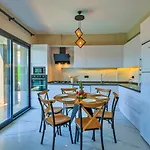 Vila 4 Bedroom *