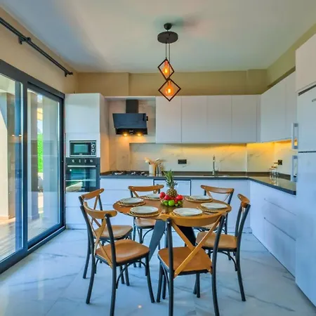 Villa 4 Bedroom *
