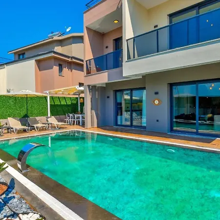 Villa 4 Bedroom *